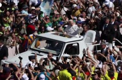 San Pietro, lungo giro tra la folla per Papa Leone