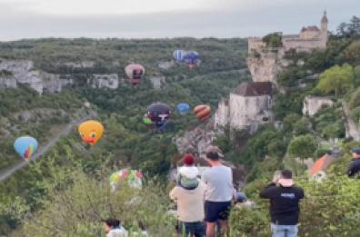 Francia, le mongolfiere "colorano" i cieli su Rocamadour