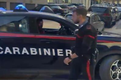 Femminicidio nel Beneventano, l'arrivo del fermato alla caserma dei carabinieri