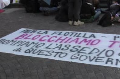 Corteo a Torino per la Flotilla, gli studenti bloccano l'ingresso della tangenziale