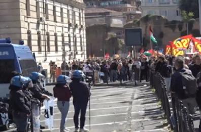 Flotilla, Roma: insulti a Salvini e uova contro la polizia