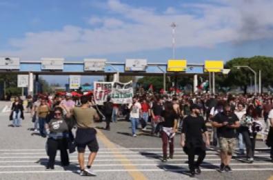 Flotilla, Pisa: i manifestanti bloccano l'autostrada A12