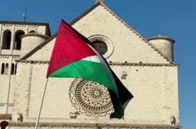 Bandiere della Palestina sul prato davanti alla Basilica di Assisi
