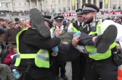 Londra, oltre mille manifestanti filopalestinesi riuniti dopo l'attacco alla sinagoga