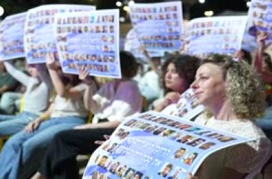 Tel Aviv, preghiera per gli ostaggi di Gaza: "Speriamo tornino presto a casa"
