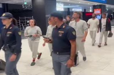 Flotilla, ultimi attivisti liberati: "Abbiamo avuto un piccolo assaggio di quello che subiscono i palestinesi"