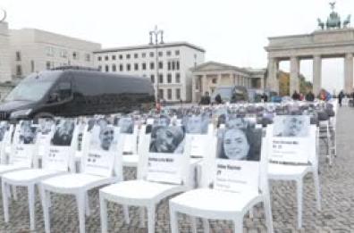 Berlino, alla Porta di Brandeburgo 1200 sedie vuote per ricordare il 7 ottobre