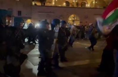 Centinaia di manifestanti a Bologna per il 7 ottobre, scontri con la polizia
