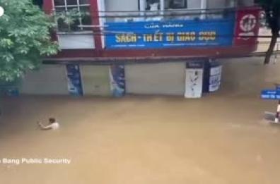 Inondazioni record in Vietnam, salvato uomo aggrappato a un albero