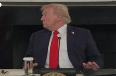 Gaza, il momento in cui Rubio consegna a Trump un biglietto sull'accordo di tregua