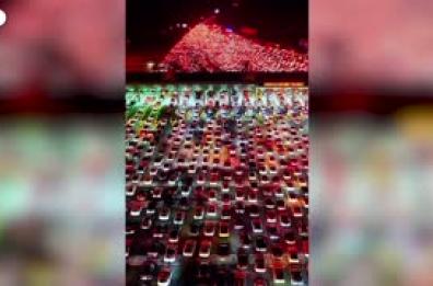Chilometri di veicoli in coda al casello autostradale piu' grande della Cina