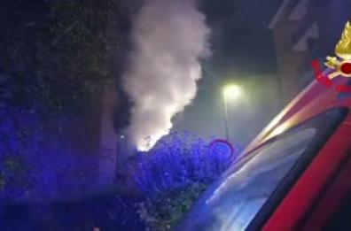 Incendio in un condominio, tre morti nel Milanese