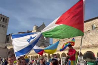 Bandiera della Palestina e Israele unite, la conclusione della Marcia della pace Assisi