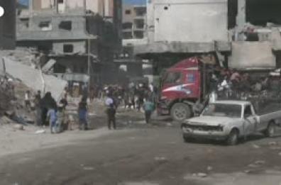 A Khan Yunis camion di aiuti presi d'assalto dai palestinesi, mentre il cessate il fuoco regge