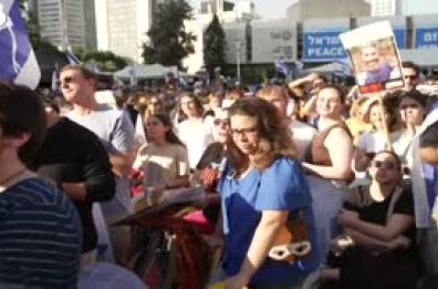 A Tel Aviv lacrime e applausi per la liberazione dei primi ostaggi
