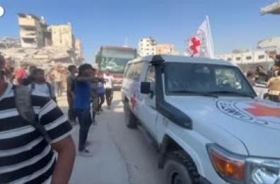 Gaza, autobus carichi di palestinesi liberati da Israele arrivano a Khan Yunis