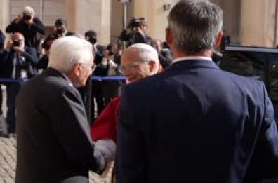 Mattarella accoglie il Papa al Quirinale, oltre mezz'ora di colloquio privato