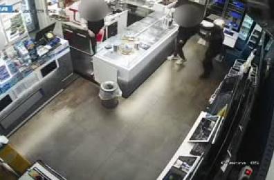 Pistole contro clienti e dipendenti, i colpi da "manuale" a Roma