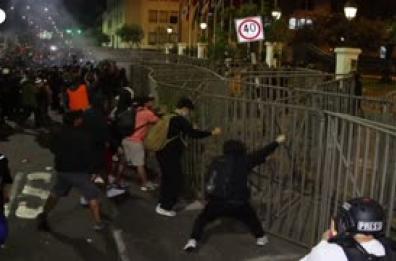 Peru', migliaia in piazza contro il governo: scontri a Lima
