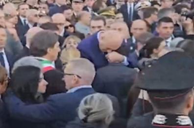 Esplosione nel Veronese, abbracci al figlio di Dapra' dopo i funerali dei carabinieri