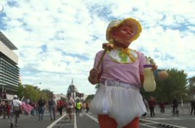 Protesta anti Trump a Washington, il corteo riunito davanti al Campidoglio