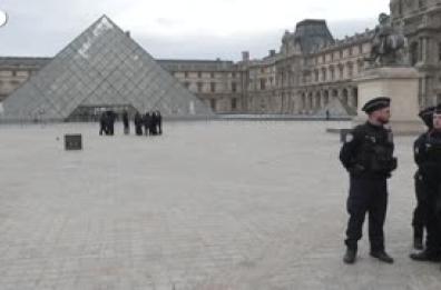 Rapina al Louvre, rubati i gioielli di Napoleone: «Bottino inestimabile» violata la Galleria d'Apollo