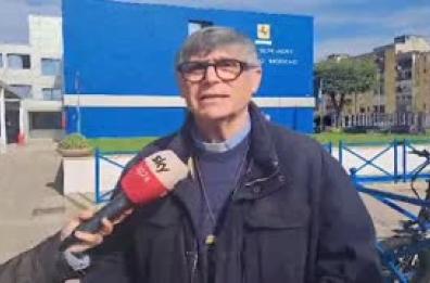 Tre giovani sorpresi a scuola con coltelli a Caivano, don Patriciello: "Sconvolto"