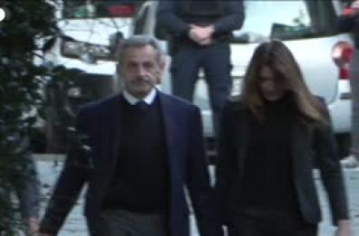 Sarkozy mano nella mano con la moglie Carla Bruni fino al carcere