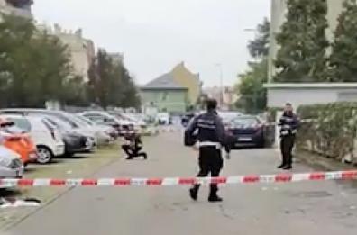 Milano, donna ferita al volto con un coltello: i rilievi sul posto