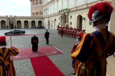 Reali britannici in Vaticano, il Papa e re Carlo III si scambiano i doni