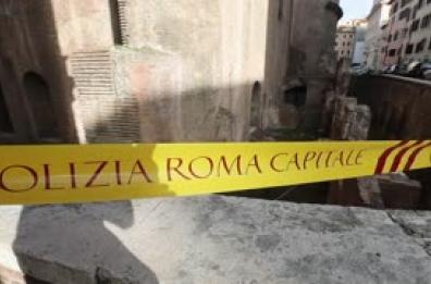 Cade dal muro perimetrale del Pantheon, muore turista a Roma Cade dal muro perimetrale del Pantheon, muore turista a Roma