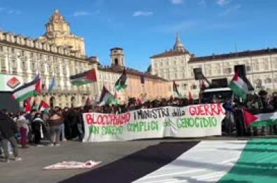 A Torino la protesta pro Pal: "Blocchiamo i ministri della guerra" A Torino la protesta pro Pal: "Blocchiamo i ministri della guerra"