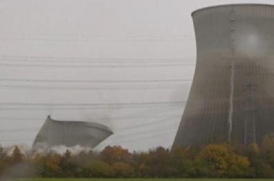 Germania, demolite le torri camino di una centrale nucleare dismessa