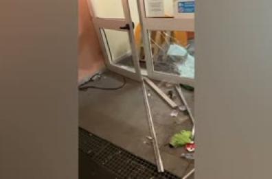 Blitz nel liceo occupato a Genova, incappucciati con spranghe devastano aule le aule Blitz nel liceo occupato a Genova, incappucciati con spranghe devastano aule le aule