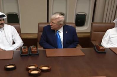 Doha, Trump riceve sull'Air Force One l'emiro del Qatar Al-Thani