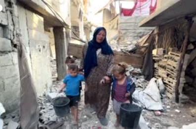 Tra le macerie di Gaza con una nonna e i nipoti: "L'istruzione e' andata perduta. Hanno dimenticato come si gioca"