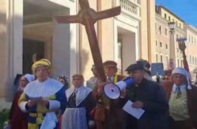 Vaticano, da Pulcinella a Colombina: tutti in maschera alla Porta Santa Vaticano, da Pulcinella a Colombina: tutti in maschera alla Porta Santa