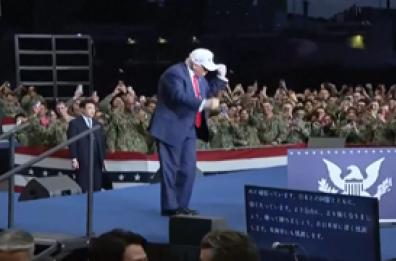 Trump in Giappone, balletto dopo il discorso sulla Uss George Washington