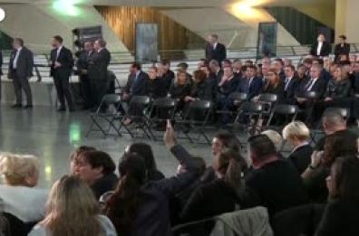 Valencia, Carlos Mazo'n insultato al memoriale di Stato per le vittime dell'alluvione Valencia, Carlos Mazo'n insultato al memoriale di Stato per le vittime dell'alluvione