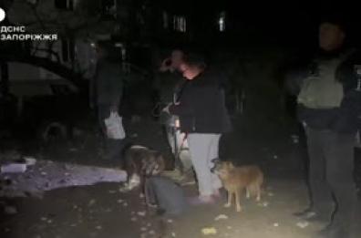 Raid russo su Zaporizhzhia, soccorritori al lavoro tra le macerie