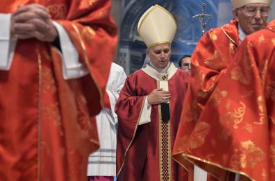 Papa Leone in preghiera sulla tomba di Francesco Papa Leone in preghiera sulla tomba di Francesco