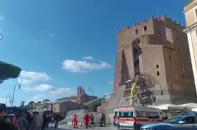 Roma, crolla una parte della Torre dei Conti ai Fori Imperiali