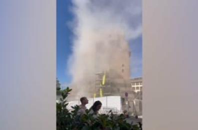 Polvere e detriti, il momento del crollo di parte della Torre dei Conti a Roma