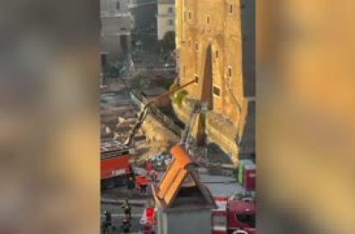 Crollo ai Fori, i Vigili del fuoco estraggono i detriti Crollo ai Fori, i Vigili del fuoco estraggono i detriti