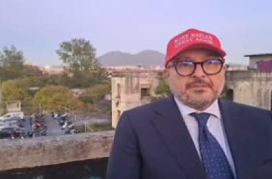 Sangiuliano sfoggia il cappellino alla Trump: "Make Naples Great Again" Sangiuliano sfoggia il cappellino alla Trump: "Make Naples Great Again"