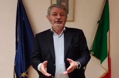 Firmato il contratto scuola, aumenti medi di 150 euro, per un totale di 4,1 miliardi