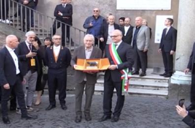 Roma, Robert De Niro riceve la Lupa capitolina in Campidoglio Roma, Robert De Niro riceve la Lupa capitolina in Campidoglio