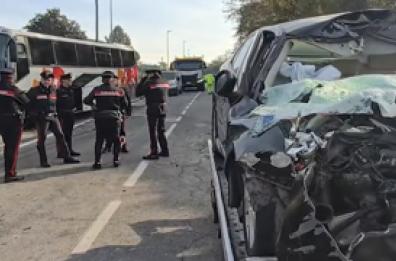 Scontro fra un'auto e un bus scolastico nel Torinese, un morto e 20 feriti Scontro fra un'auto e un bus scolastico nel Torinese, un morto e 20 feriti