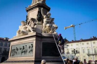Teli termici sulla statua di Cavour a Torino, Extinction Rebellion in azione