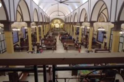 Filippine, la gente si rifugia in una chiesa prima dell'arrivo del tifone Fung-Wong